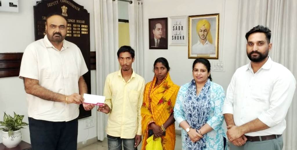 NGO provides financial assistance of one lakh rupees to the parents of a recovered missing child